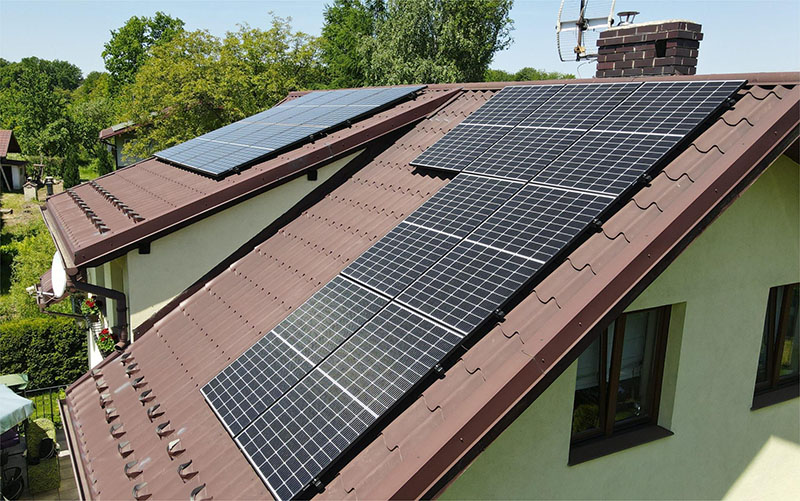 Какви са възможностите за монтаж на слънчеви скоби за скатен покрив
